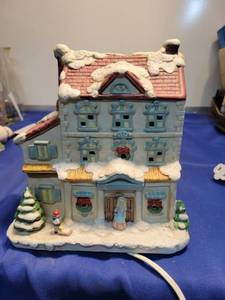 lot 5138 image: Porcelain hand painter house needs light bulb