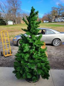 lot 5163 image: 6 and a 12 masterpiece Christmas treeq3