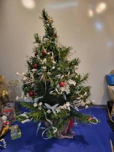lot 5191 image: 2 Christmas tree