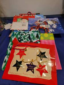 lot 5208 image: 10 different size of Christmas bags