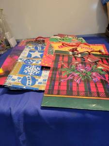 lot 5209 image: 10 Christmas bags Different size