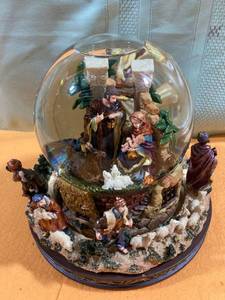 lot 6970 image: Nativity snow globe 8 inches tall 8 inches wide