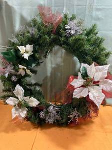 lot 6989 image: Christmas wreath 26 x 26
