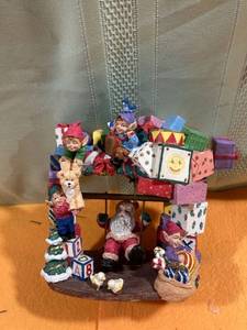 lot 6995 image: Santa Claus is coming to town musical 6 inches high