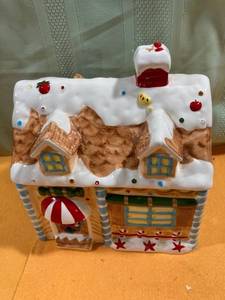 lot 7015 image: Gingerbread House cookie jar 9 12 high and a half wide