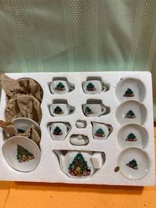 lot 7017 image: 17 piece Christmas porcelain T-shirt