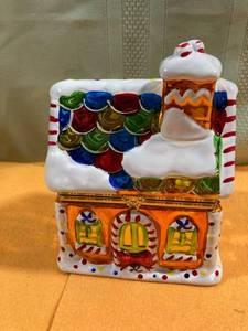 lot 7018 image: Music box little House 6 12 x 5