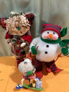 lot 7045 image: Assorted decorations