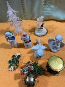 lot 7047 image: Assorted Christmas decorations