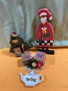 lot 7051 image: His sorted Christmas decorations