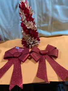lot 7057 image: Christmas tree 16 inch 2 bows