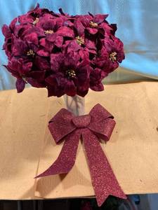 lot 7061 image: Christmas flowers and a bow