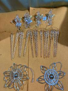 lot 7062 image: Assorted ornaments