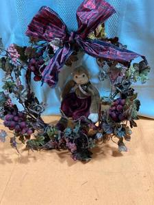 lot 7068 image: Christmas wreath with monkey center