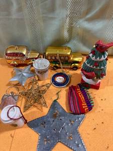 lot 7078 image: Miscellaneous ornaments