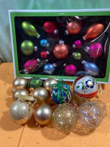 lot 7082 image: Assorted ornaments