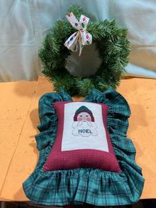 lot 7085 image: 12 inch Small wreath and pillow