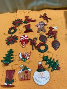 lot 7086 image: Miscellaneous Christmas ornaments