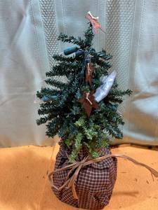 lot 7087 image: Battery operated Christmas tree 13 inches high untested