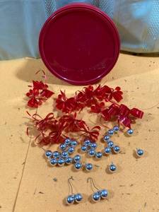lot 7093 image: Storage container ribbon and small beads