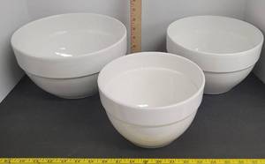 lot 1692 image: (3) Portugal mixing bowls