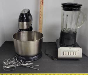lot 1719 image: Stand mixer & blender