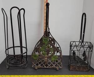lot 1723 image: Metal wine basket, paper towel holder, & metal basket