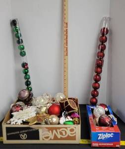 lot 1798 image: Various Christmas ornaments