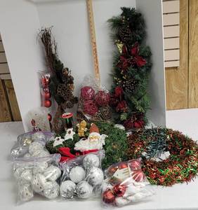 lot 1800 image: Christmas decor