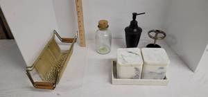 lot 1885 image: Bathroom items