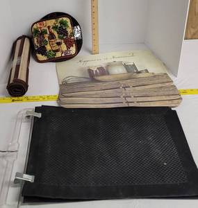lot 1905 image: Oven mitts & table place mats