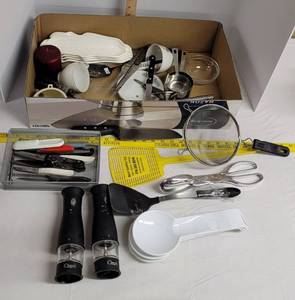 lot 1916 image: Kitchen utensils & vintage white corn holders