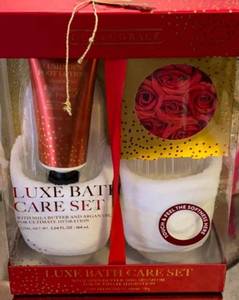 lot 38 image: OLIVIA GRACE LUXE BATH CARE SET