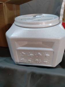 lot 20734 image: PET FOOD SM VAULT STORAGE CONTAINER