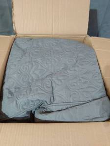lot 20836 image: MADISON PARK BLANKET SIZE- 78INX80IN24IN (198CM X 203CM  61CM)