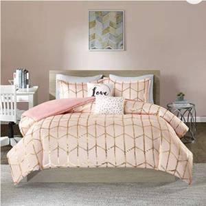 lot 20638 image: INTELLIGENT DESIGN SIZE 68IN X 90IN PINK AND GOLD COMFORTER
