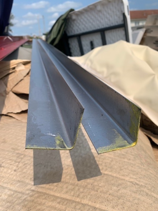 lot 1001 image: Lot of 6 10ft Long L Bar Steel Pieces