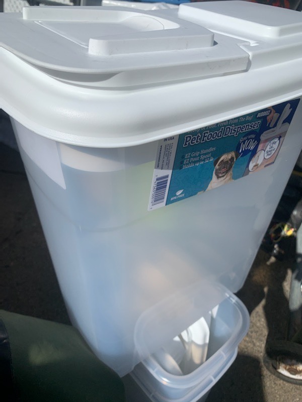 lot 118 image: New 32lb Pet Food Dispenser