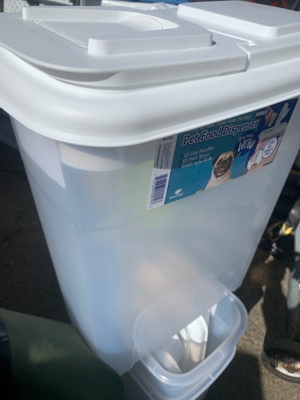 lot 119 image: New 32lb Pet Food Dispenser
