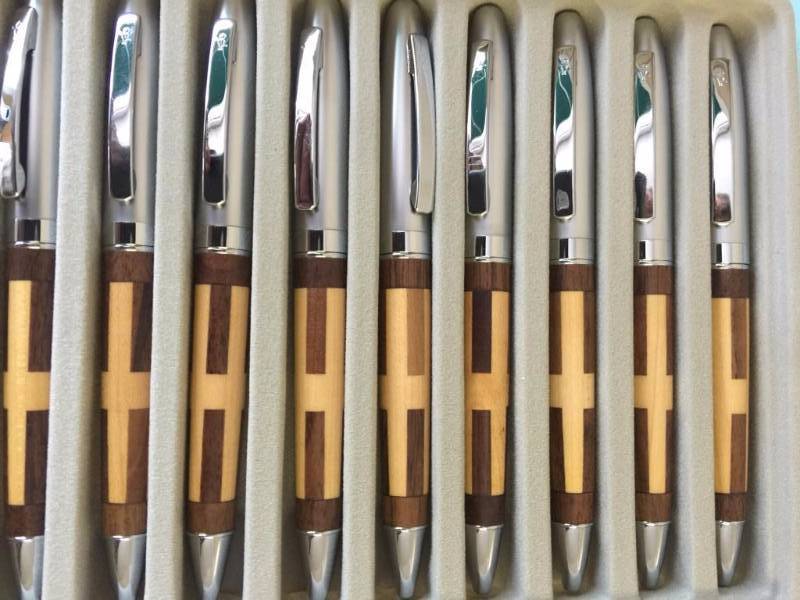 lot 125 image: 20 decorative pens with wooden inlay...
