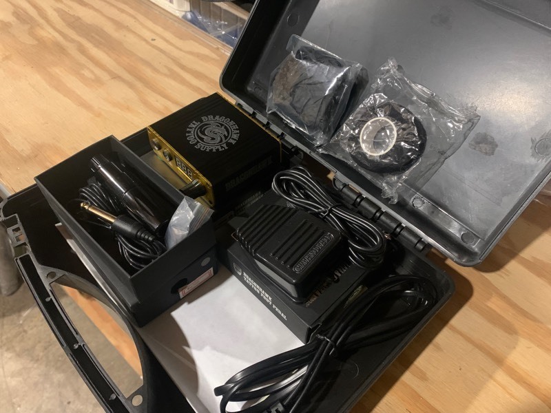 lot 13 image: DragonHawk Mobile Tattoo Hard Traveling Kit
