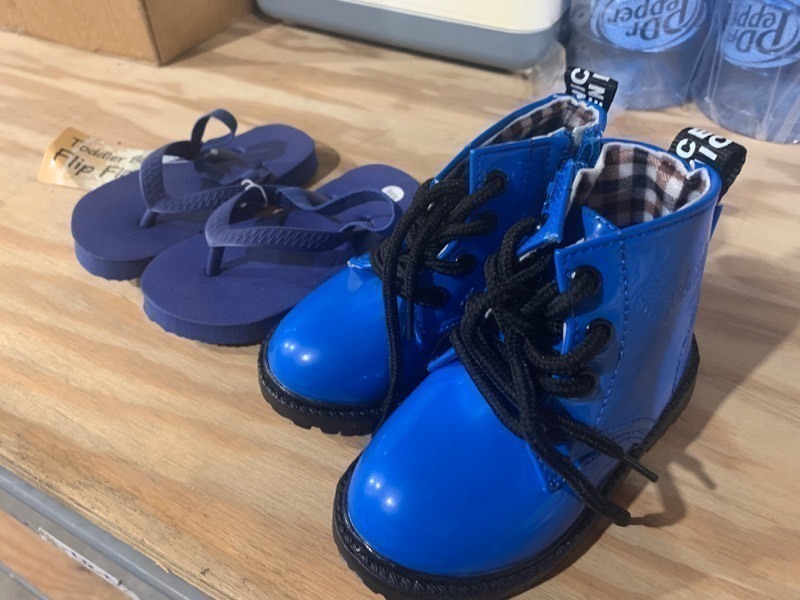 lot 188 image: Set of Kids Toddler Flip Flops and Boots