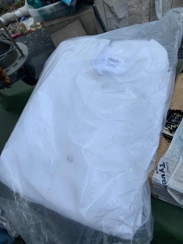 lot 189 image: 6 New XL Lab Coats. Great for crafting and other activitys where you need to stay clean