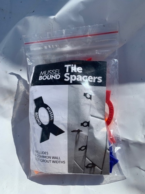 lot 325 image: 50 Bags w 18 Tile Spacers In Each Bag