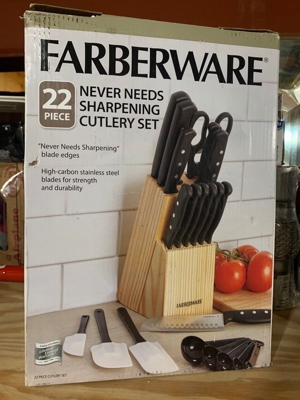lot 9 image: New in Box Farberware 22 Piece Never Needs Sharpening Cutlery Set