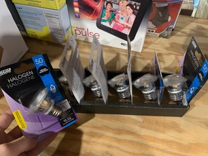 lot 1016 image: 6 New Halogen Medium Based Light Bulbs