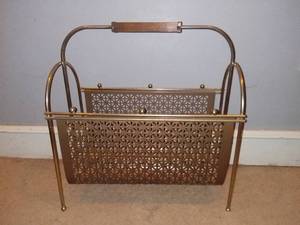 lot 200 image: Mid Century Metal Mesh Magazine Rack With Wood Handle