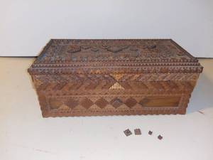 lot 3010 image: Vintage Tramp Art Wood Box