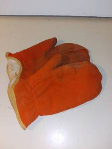 lot 3012 image: Pair of Genuine Deer Skin Mittens