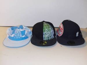 lot 3043 image: 3 NY Yankees Hats
